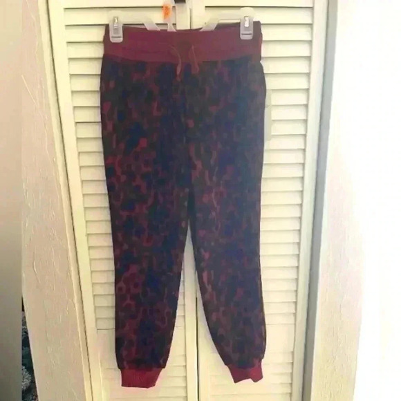Zella all day girls size large (10-12) red leopard print sweatpants - Picture 1 of 6